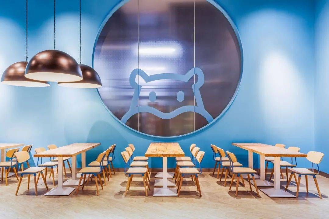 广东阿里巴巴盒马机器人餐厅，打造未来概念的餐饮空间设计